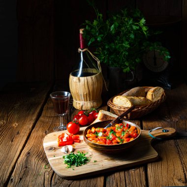 Taze domates soslu taşralı dev fasulyeler.