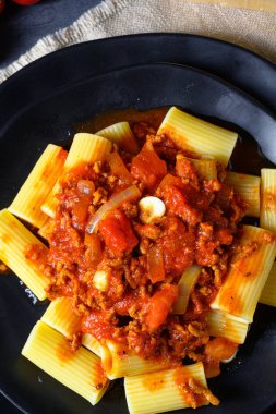 Bolonez soslu Rigatoni makarna ve taze fesleğen.
