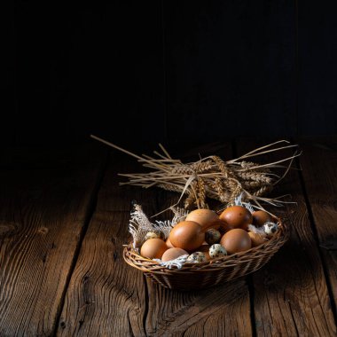 Çiftlikten taze yumurtalar. Sepette.