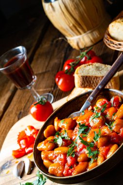 Taze domates soslu taşralı dev fasulyeler.