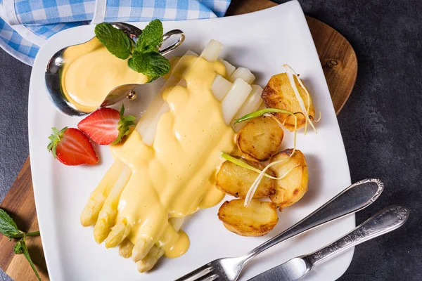 Spargel Mit Bratkartoffeln Und Sauce Hollandaise — Stockfoto