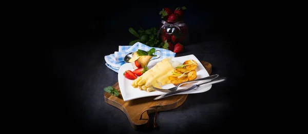 揚げジャガイモとオランデーズソースのアスパラガス — ストック写真
