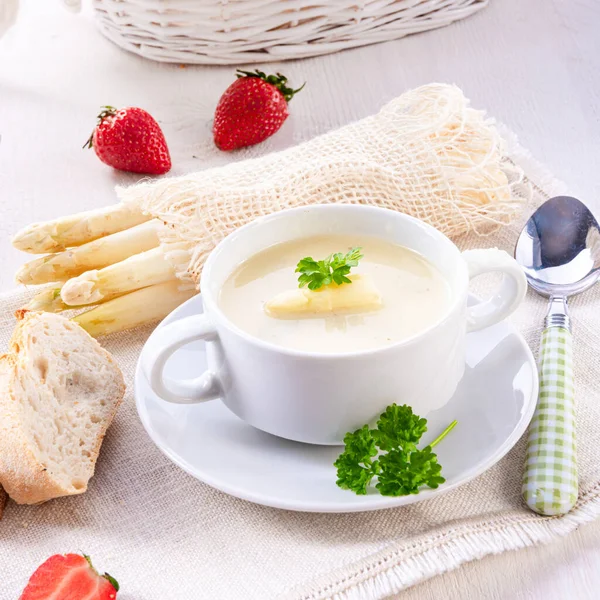 Köstliche Weiße Spargelcremesuppe — Stockfoto