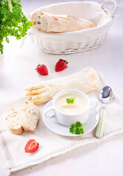 Köstliche Weiße Spargelcremesuppe — Stockfoto