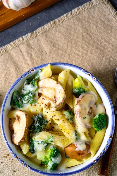 Pastas Reales Con Setas Espinacas Brócoli —  Fotos de Stock