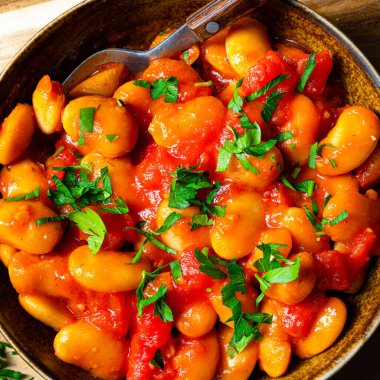 Taze domates soslu taşralı dev fasulyeler.