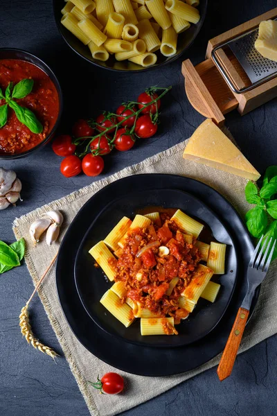 Rigatoni Pasta Bolognese Sauce Fresh Basil — 스톡 사진