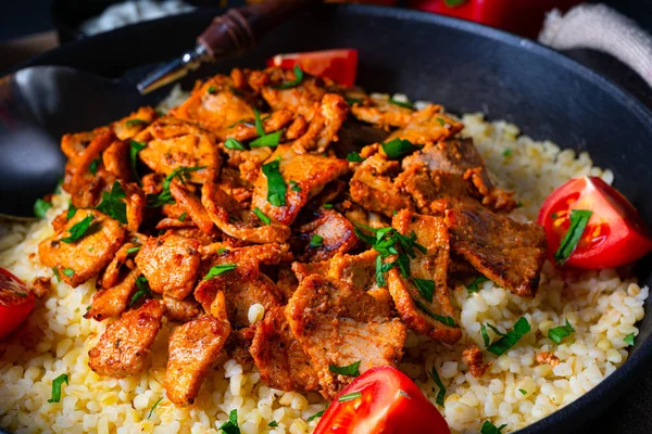Kırsal bulgur tavaları, ızgara jiroskoplar ve yoğurt.