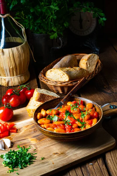 新鮮なトマトソースとロシアの巨大な豆 — ストック写真