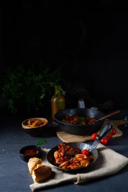 Patates dilimli ballı kırsal tavuk kanadı.