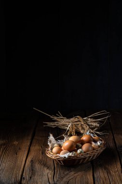 Çiftlikten taze yumurtalar. Sepette.