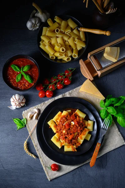 Pastas Rigatoni Con Salsa Boloñesa Albahaca Fresca —  Fotos de Stock