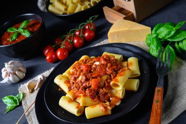 Bolonez soslu Rigatoni makarna ve taze fesleğen.