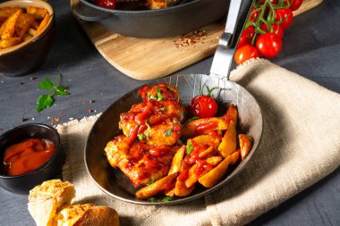 Patates dilimli ballı kırsal tavuk kanadı.