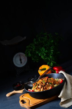 Kırsal bulgur tavaları, ızgara jiroskoplar ve yoğurt.