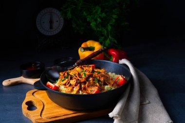 Kırsal bulgur tavaları, ızgara jiroskoplar ve yoğurt.