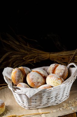 Kahvaltı için ev yapımı buğday köftesi.