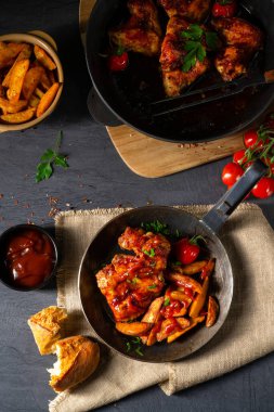 Patates dilimli ballı kırsal tavuk kanadı.