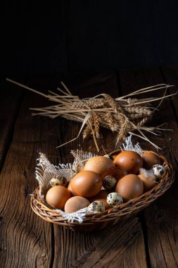 Çiftlikten taze yumurtalar. Sepette.