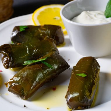 Dolmades - Doldurulmuş üzüm Yunan yolundan ayrılır