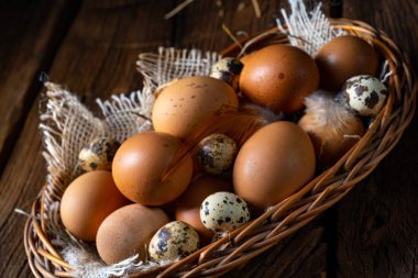 Çiftlikten taze yumurtalar. Sepette.