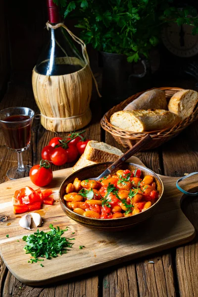 Kacang Raksasa Berkarat Dengan Saus Tomat Segar — Stok Foto