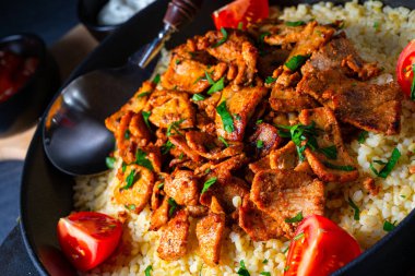 Kırsal bulgur tavaları, ızgara jiroskoplar ve yoğurt.