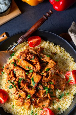 Kırsal bulgur tavaları, ızgara jiroskoplar ve yoğurt.