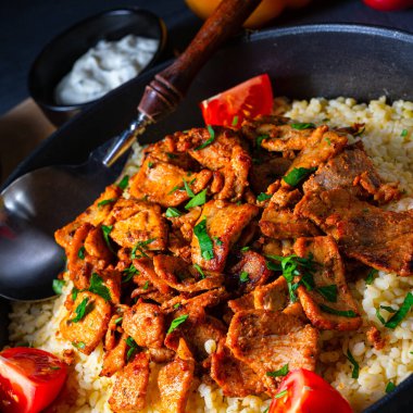 Kırsal bulgur tavaları, ızgara jiroskoplar ve yoğurt.