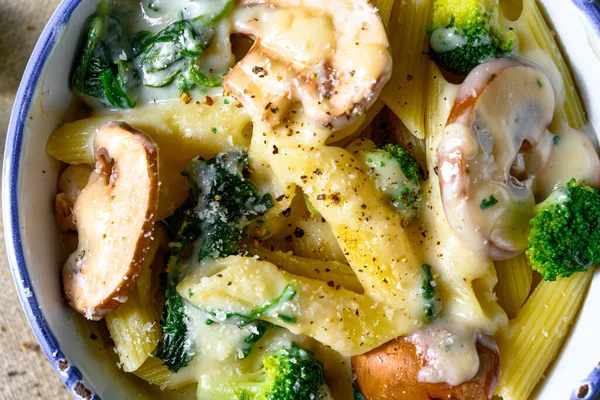 Pastas Reales Con Setas Espinacas Brócoli —  Fotos de Stock