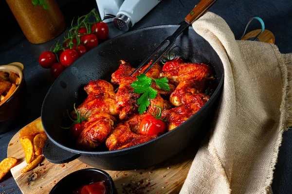 Alitas Pollo Picantes Miel Con Cuñas Patata —  Fotos de Stock