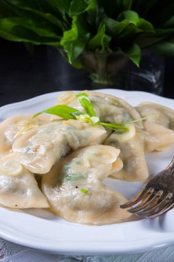 Leh pierogi Ramsons pesto ile dolu.