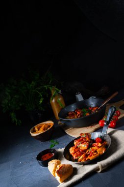 Patates dilimli ballı kırsal tavuk kanadı.