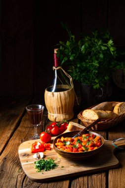 Taze domates soslu taşralı dev fasulyeler.