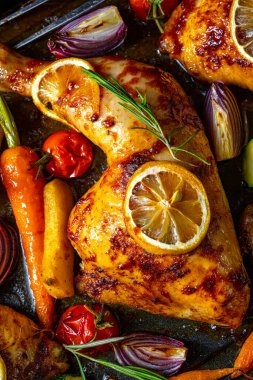 Çeşitli sebze ve otlarla ızgara tavuk bacağı..