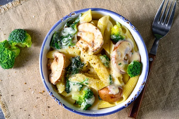 Pastas Reales Con Setas Espinacas Brócoli —  Fotos de Stock