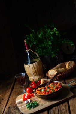 Taze domates soslu taşralı dev fasulyeler.