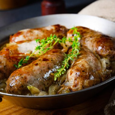 Ev yapımı beyaz sosis soğan ve otla kızartılmış.