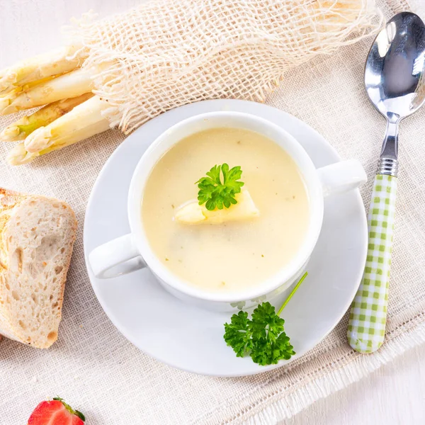 Köstliche Weiße Spargelcremesuppe — Stockfoto