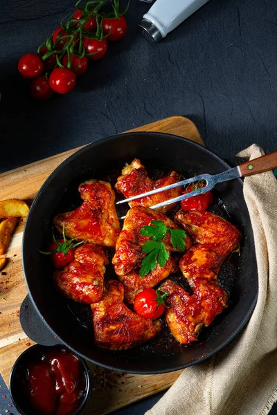 Alitas Pollo Picantes Miel Con Cuñas Patata —  Fotos de Stock