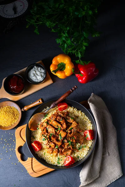 Panelas Bulgur Rústicas Com Giroscópios Gratinados Iogurte — Fotografia de Stock