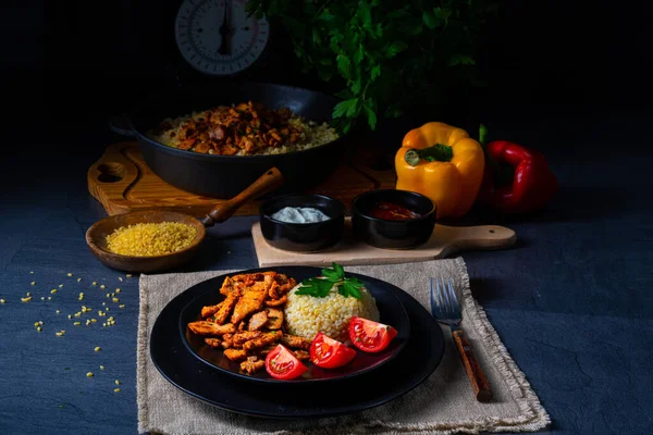 Bulgur Mit Gebratenem Fleisch Und Joghurtsoe — Stockfoto