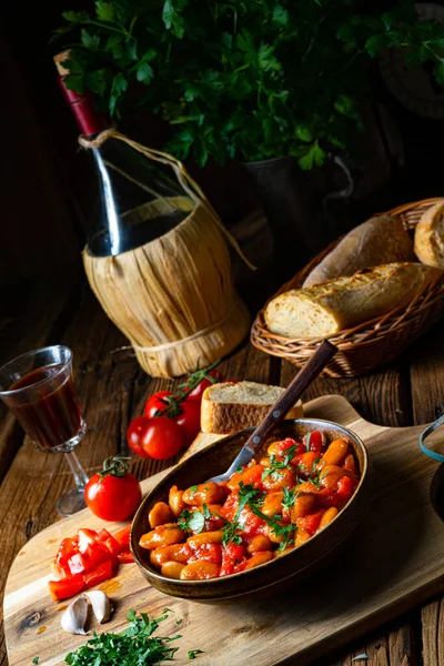 Fasola Olbrzymia Rustykalna Świeżym Sosem Pomidorowym — Zdjęcie stockowe