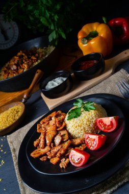 Bulgur mit gebratenem fleisch und joghurtsoe 