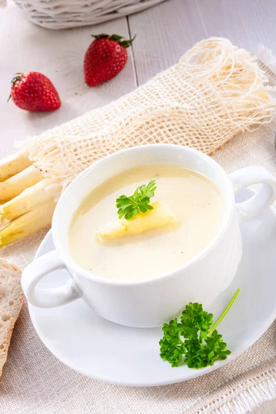 Köstliche Weiße Spargelcremesuppe — Stockfoto