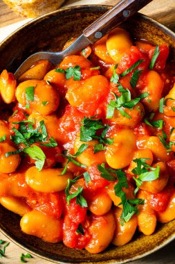Taze domates soslu taşralı dev fasulyeler.