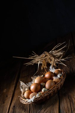 Çiftlikten taze yumurtalar. Sepette.