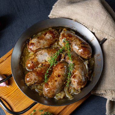 Ev yapımı beyaz sosis soğan ve otla kızartılmış.