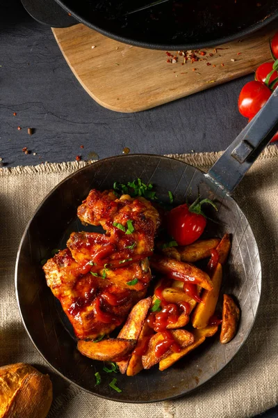 Rustic Chicken Wings Honey Potato Wedges — Stock Photo, Image