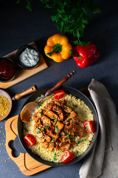 Panelas Bulgur Rústicas Com Giroscópios Gratinados Iogurte — Fotografia de Stock